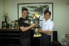 016 Dirk und Mr. Suei-Yang mit einem der Pokale.JPG
